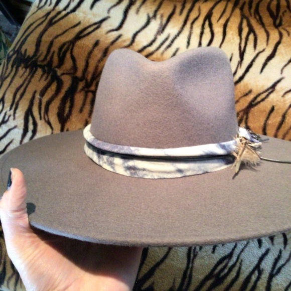 SAlae NEW! Wyeth feathered rancher